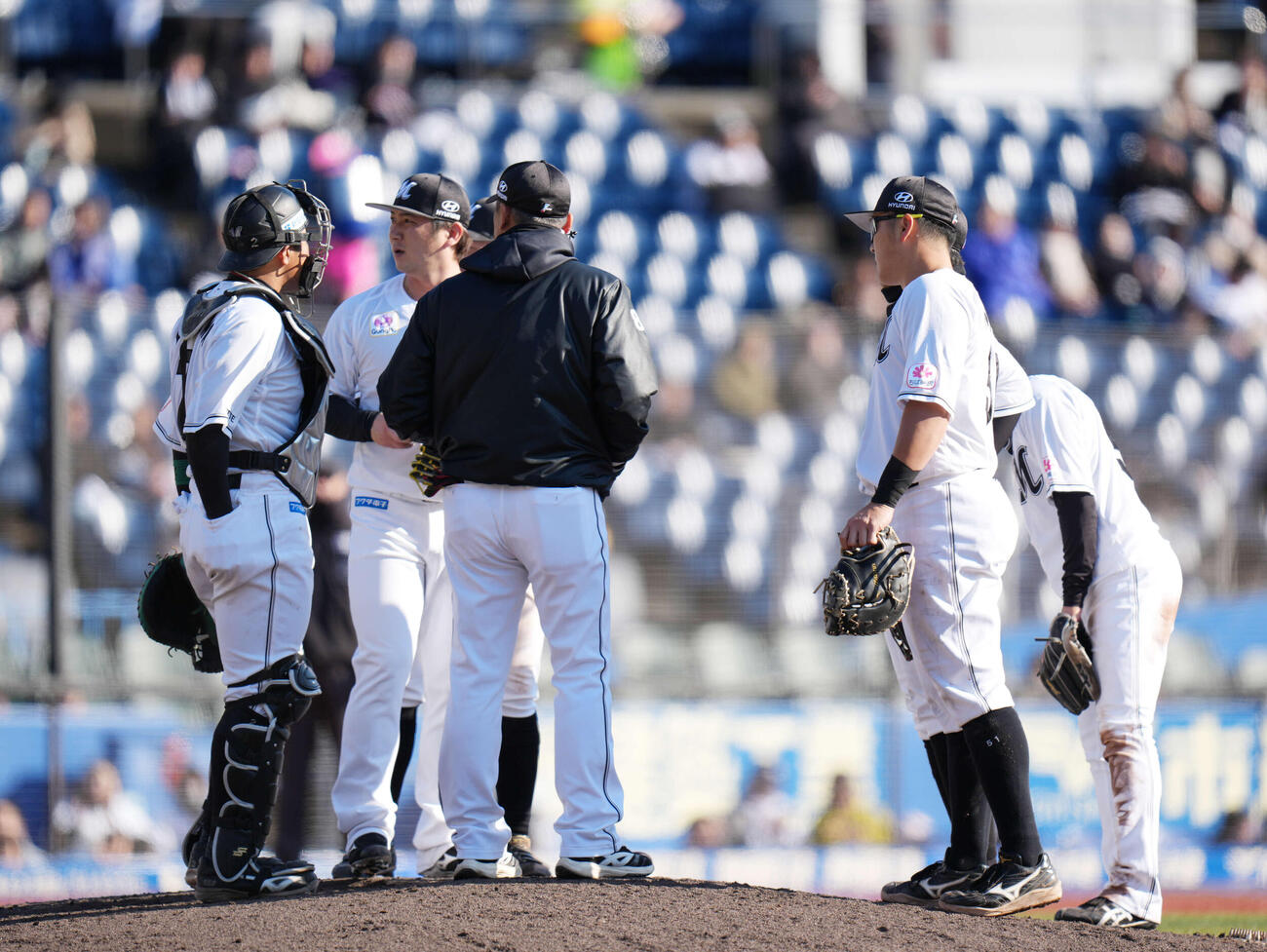 ロッテ対オリックス　7回表、マウンドに集まるロッテナイン（撮影・増田悦実）