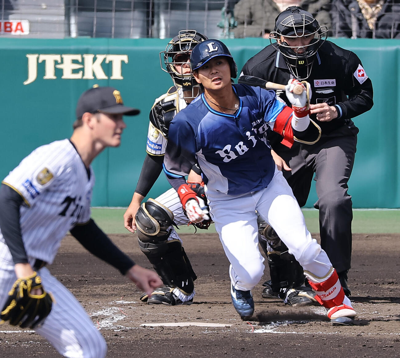 阪神対西武　3回表西武無死、仲田は内野安打を放つ（撮影・上田博志）
