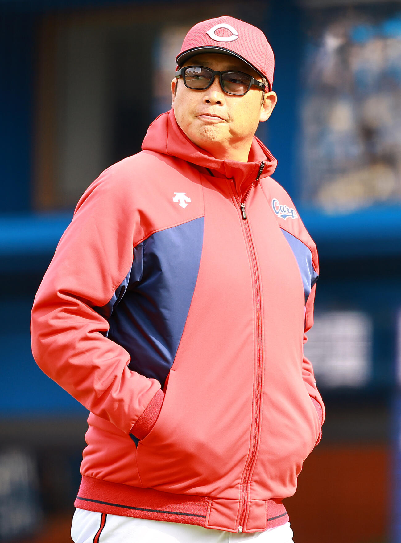 DeNA対広島　選手交代を告げベンチに戻る広島新井監督（撮影・野上伸悟）