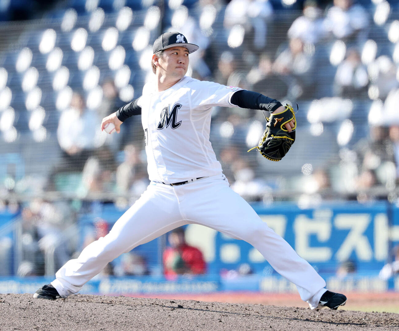 ロッテ対オリックス　力投するロッテ2番手の小野（撮影・鈴木正人）　
