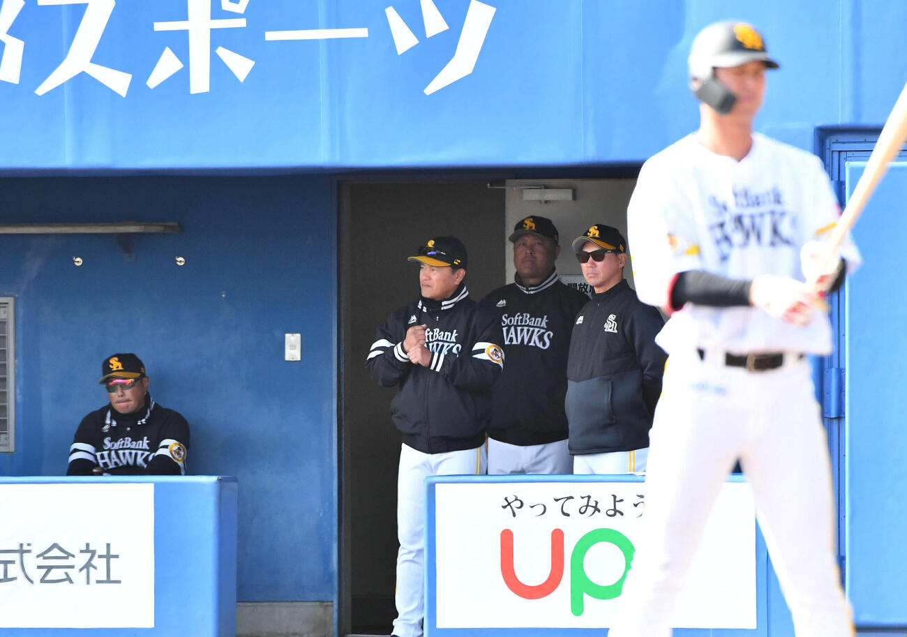 ソフトバンク対巨人　7回裏ソフトバンクの攻撃中、小久保監督（左端）に代わってサインを出す村松コーチ（左から2人目）（撮影・岩下翔太）