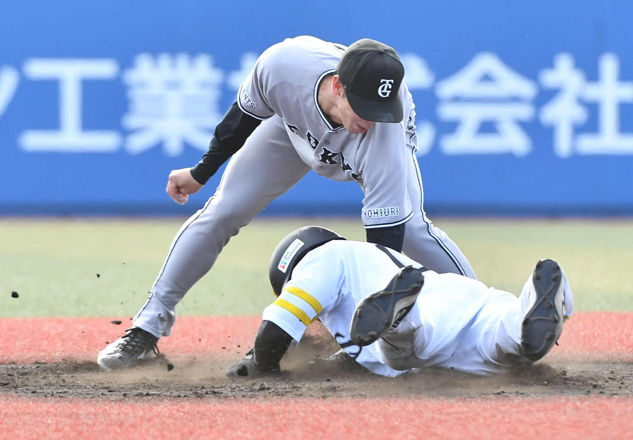 ソフトバンク対巨人　7回裏ソフトバンク2死一、二塁、打者・川瀬のとき、捕手からのけん制で塁に戻れずアウトとなった二塁走者の渡辺（撮影・岩下翔太）