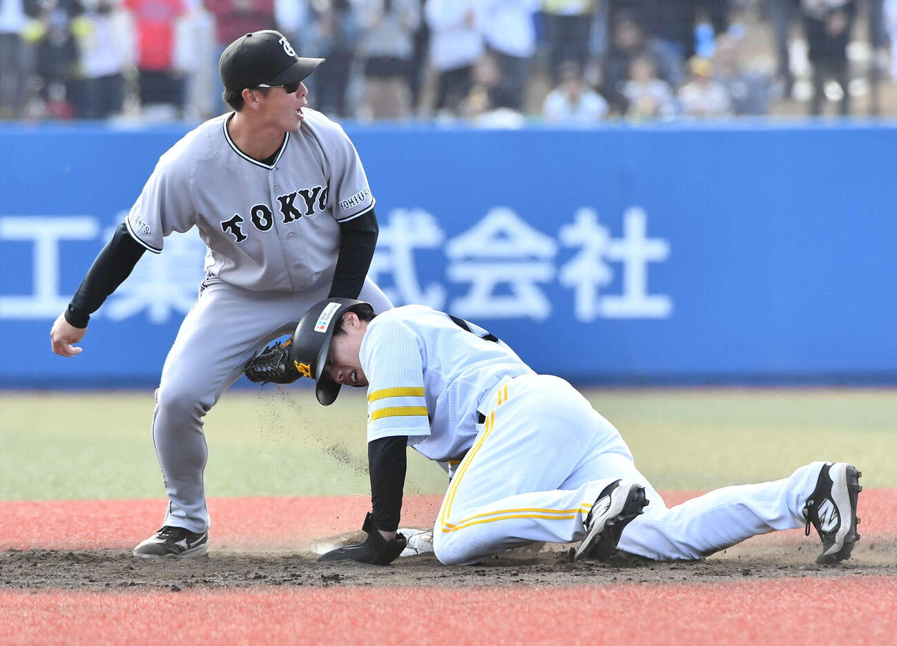 ソフトバンク対巨人　7回裏ソフトバンク2死一、二塁、打者・川瀬のとき、捕手からのけん制で塁に戻れずアウトとなった二塁走者の渡辺（撮影・岩下翔太）