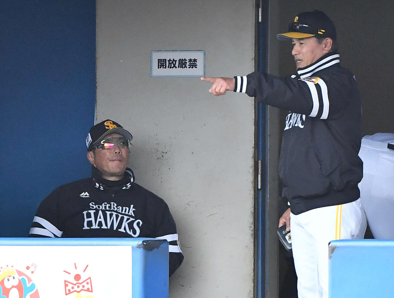 ソフトバンク対巨人　6回裏の攻撃前、ベンチで小久保監督（左）と話す村松コーチ（撮影・岩下翔太）