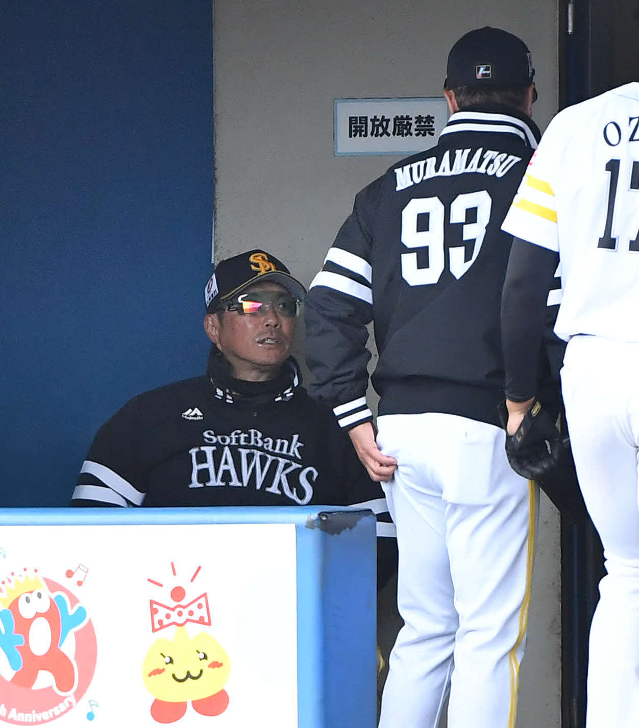 ソフトバンク対巨人　6回裏の攻撃前、ベンチで村松コーチ（右）と話す小久保監督（撮影・岩下翔太）