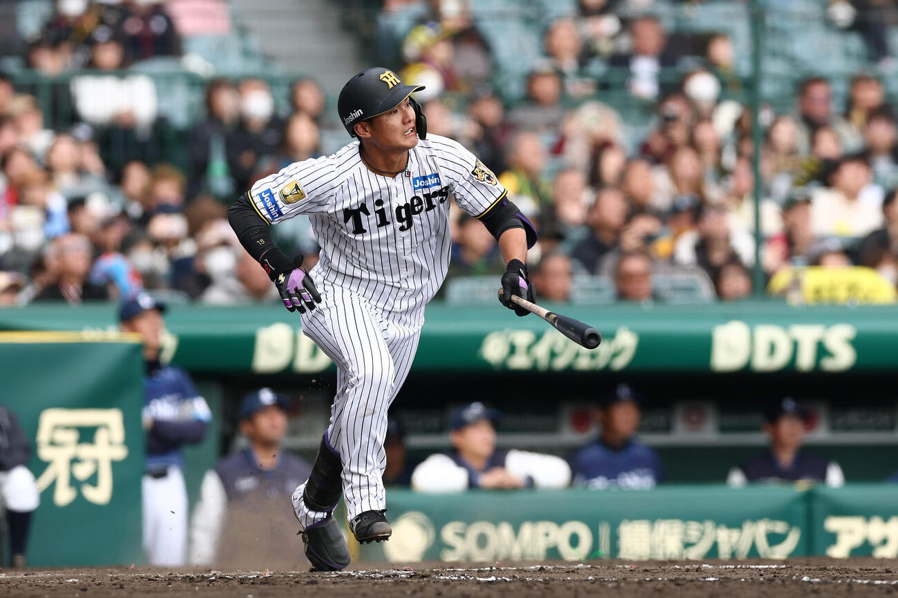 阪神対西武　8回裏阪神1死三塁、勝ち越しの中前適時打を放つ西純（撮影・前田充）