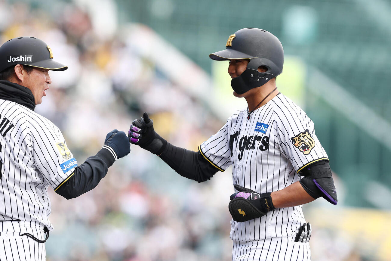 阪神対西武　8回裏阪神1死三塁、勝ち越しの中前適時打を放った西純（撮影・前田充）