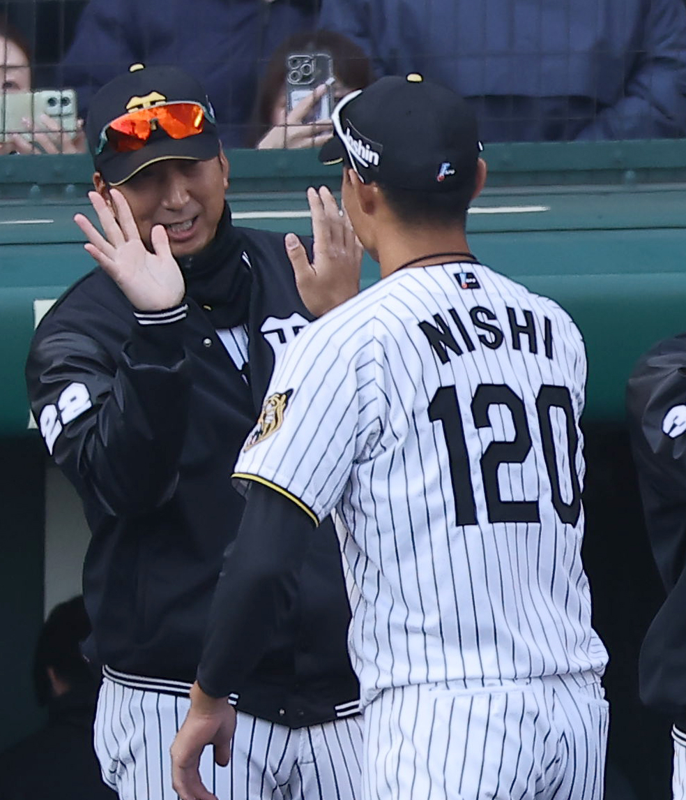 阪神対西武　決勝打を放った西純（右）とハイタッチする藤川監督（撮影・上田博志）