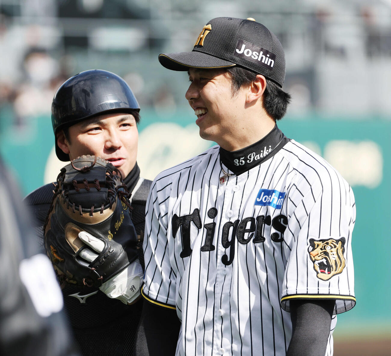 教育リーグ阪神対オリックス　阪神先発の才木は5回を無失点で終え、笑顔でベンチに戻る。左は栄枝（撮影・西尾就之）