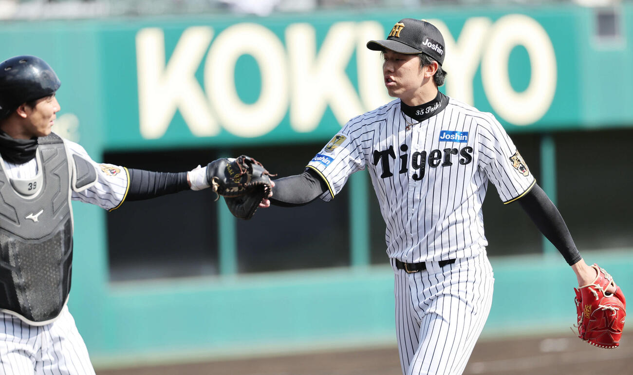 教育リーグ阪神対オリックス　阪神先発の才木は4回を無失点で終え、栄枝とグータッチしてベンチに戻る（撮影・西尾就之）