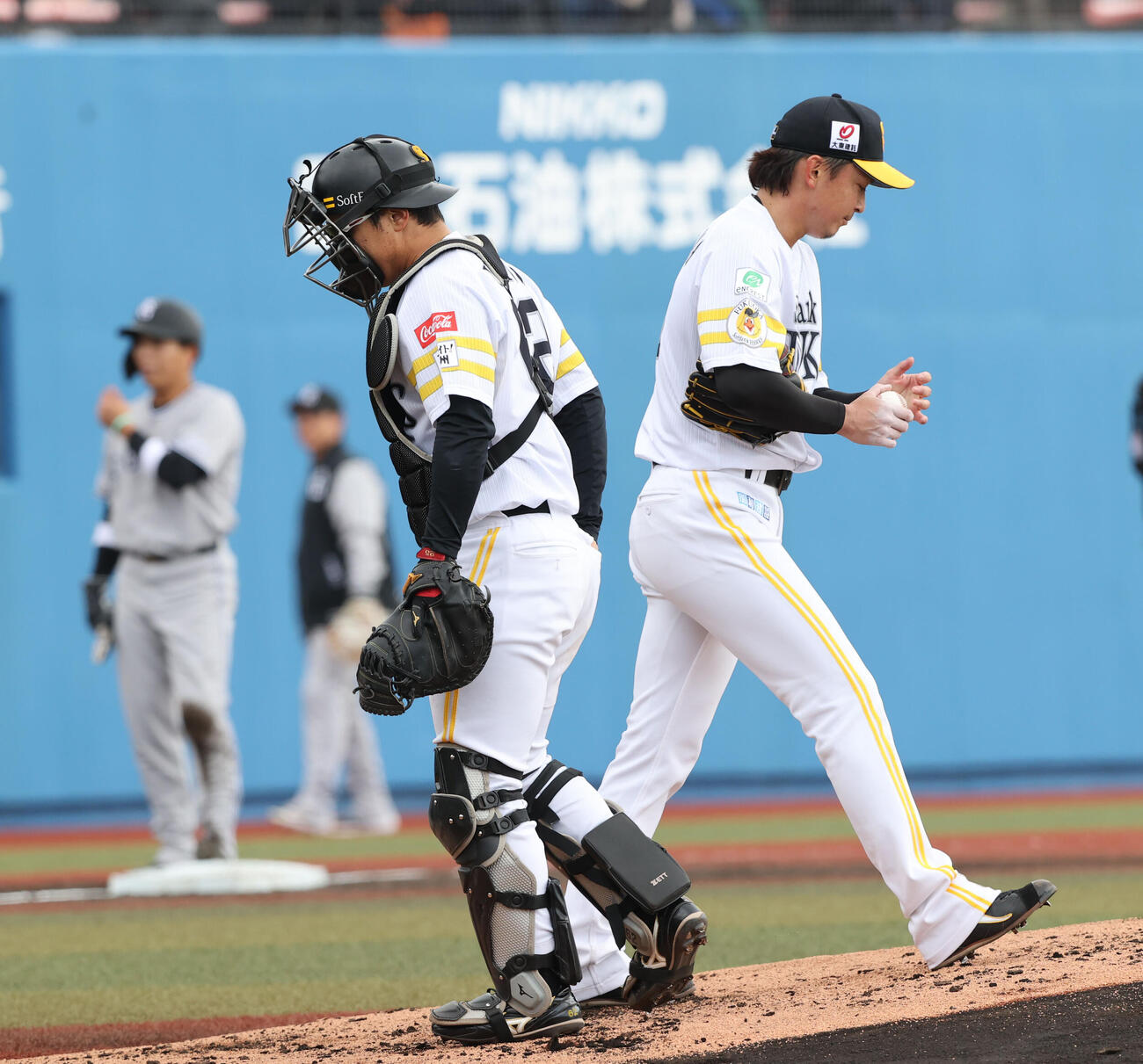 ソフトバンク対巨人　2回に先制され海野捕手と話をするソフトバンク東浜（撮影・梅根麻紀）