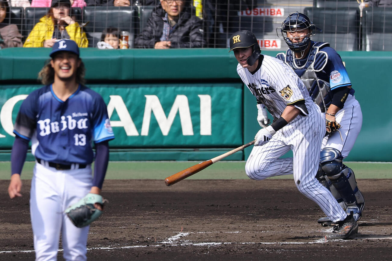 阪神対西武　2回裏阪神2死、ディベイニーは中前打を放つ（撮影・上田博志）
