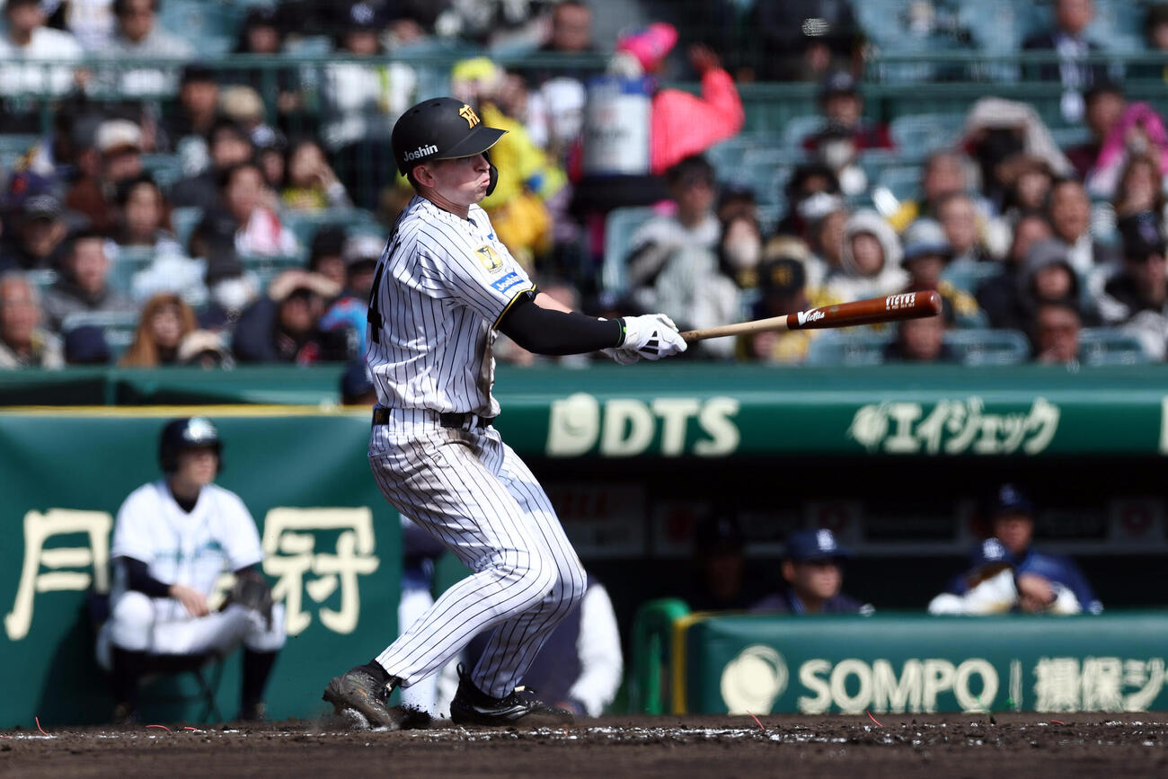 阪神対西武　2回裏阪神2死、中前打を放つディベイニー（撮影・前田充）