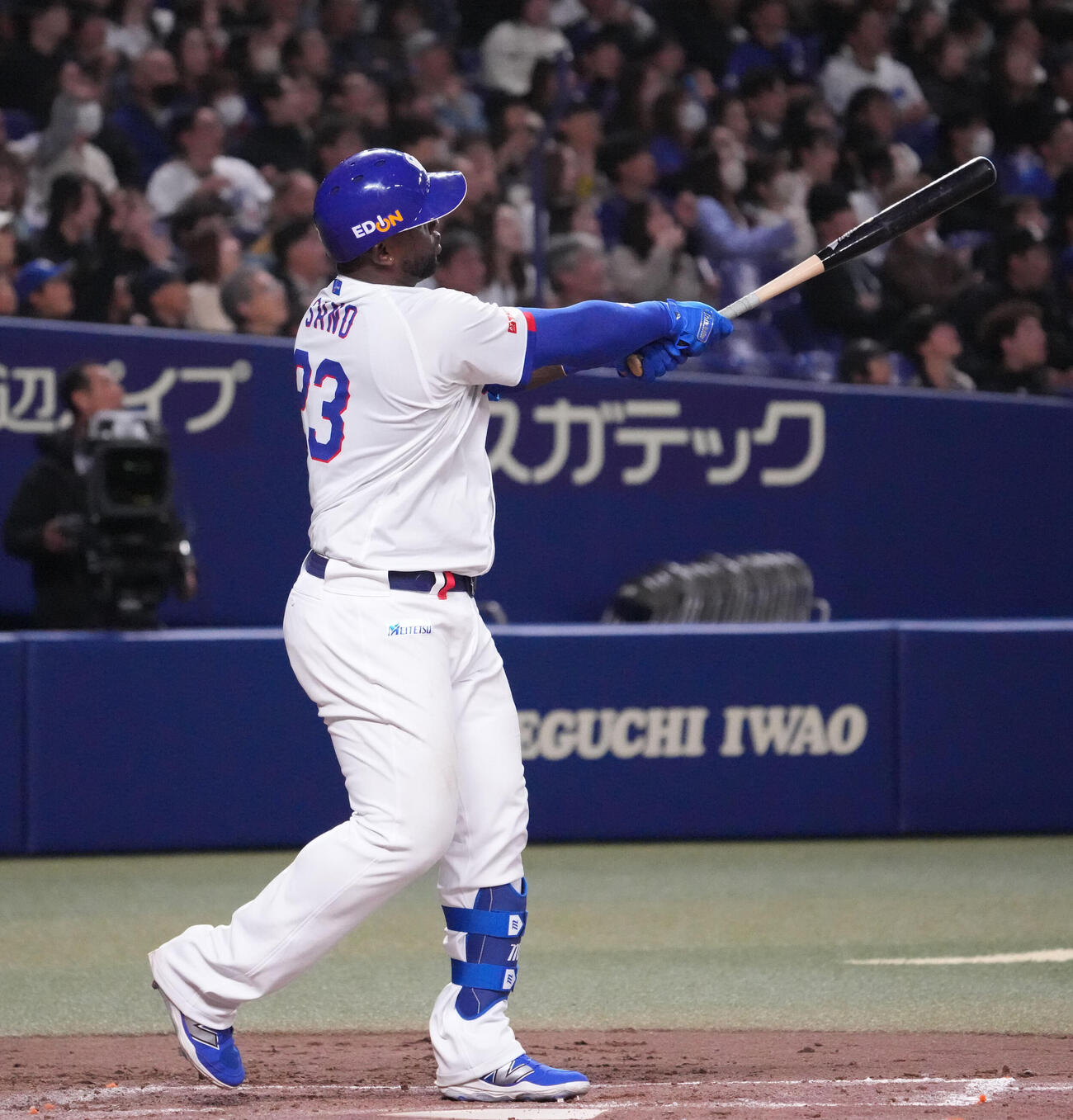 中日対ヤクルト　2回裏中日無死一塁、左越え2点本塁打を放つサノー（撮影・森本幸一）