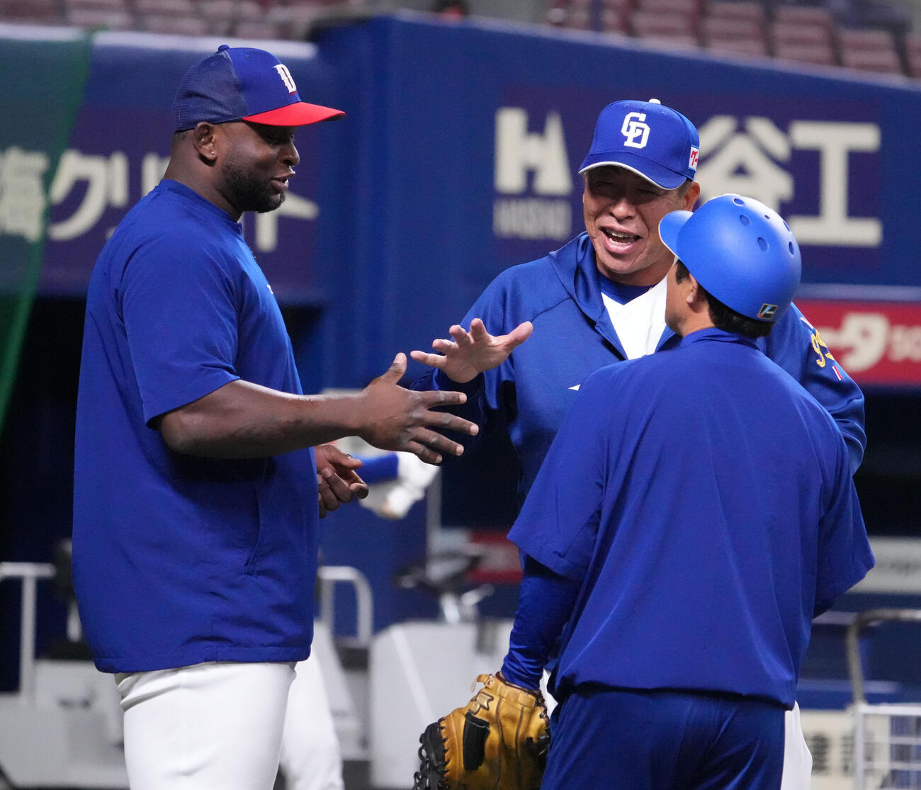 中日対ヤクルト　試合前、井上監督（中央）はサノーと言葉を交わす（撮影・森本幸一）