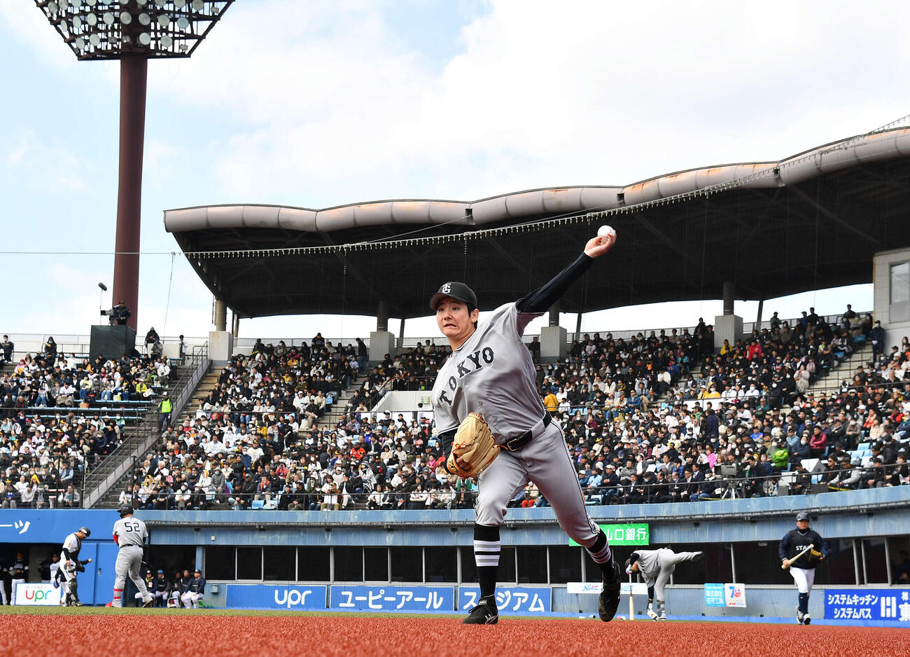 ソフトバンク対巨人　3回表、ベンチ前でキャッチボールを行う巨人竹丸（撮影・岩下翔太）