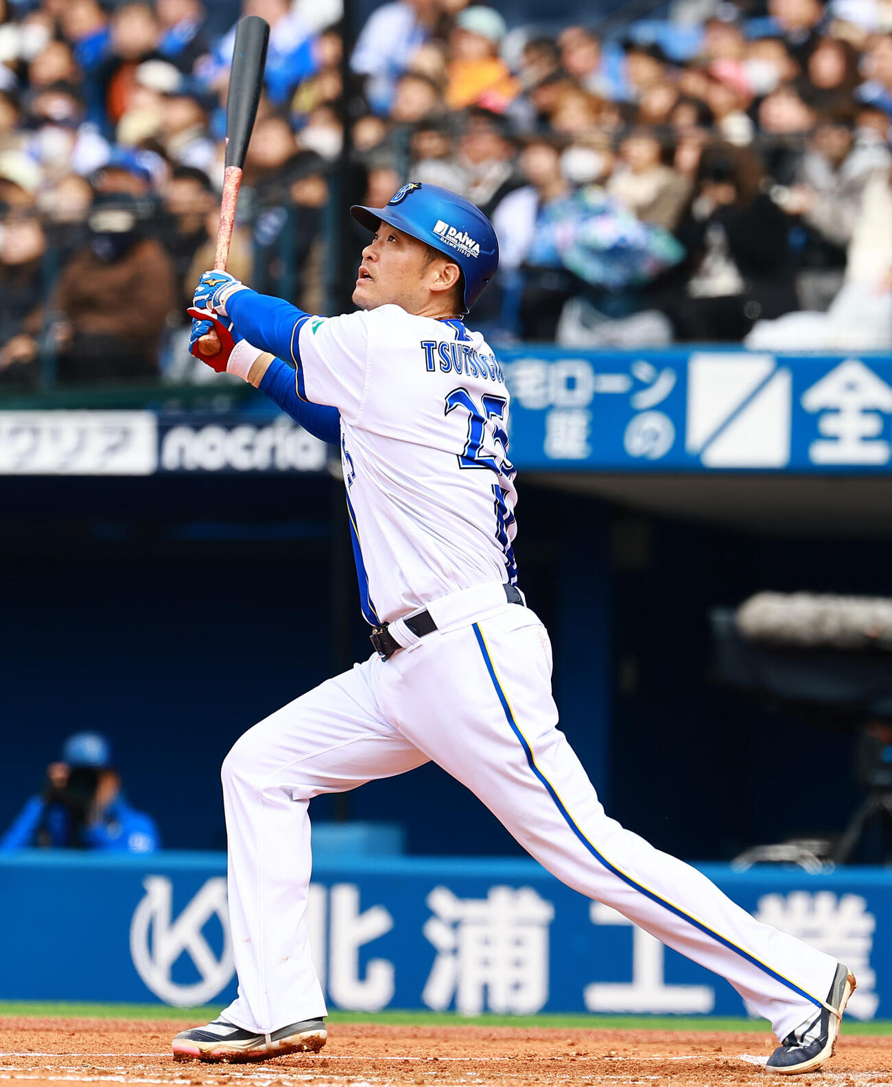 DeNA対広島　1回裏DeNA2死三塁、左越え本塁打を放つ筒香（撮影・野上伸悟）