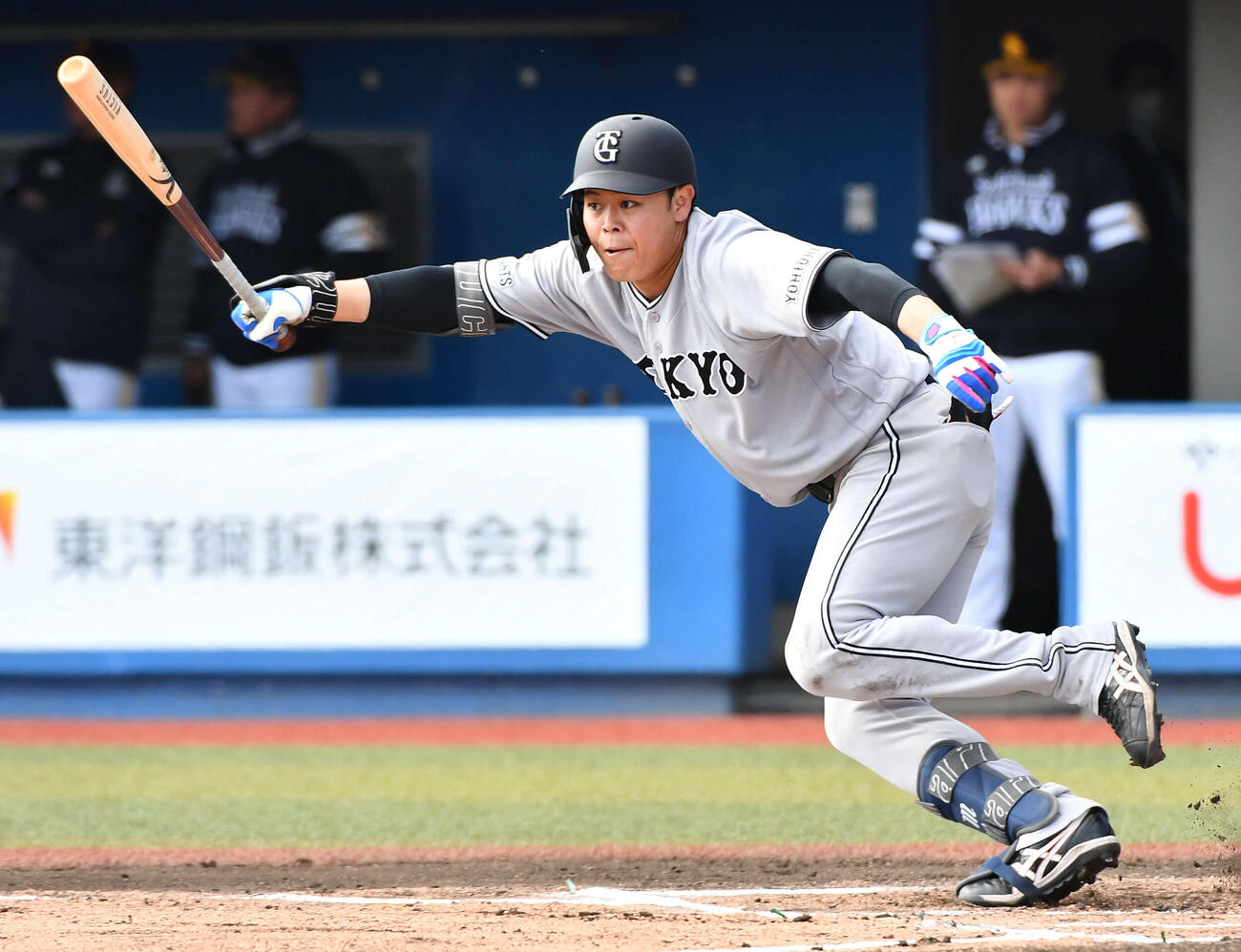 ソフトバンク対巨人　6回表巨人1死、遊撃内野安打で出塁する中山（撮影・岩下翔太）