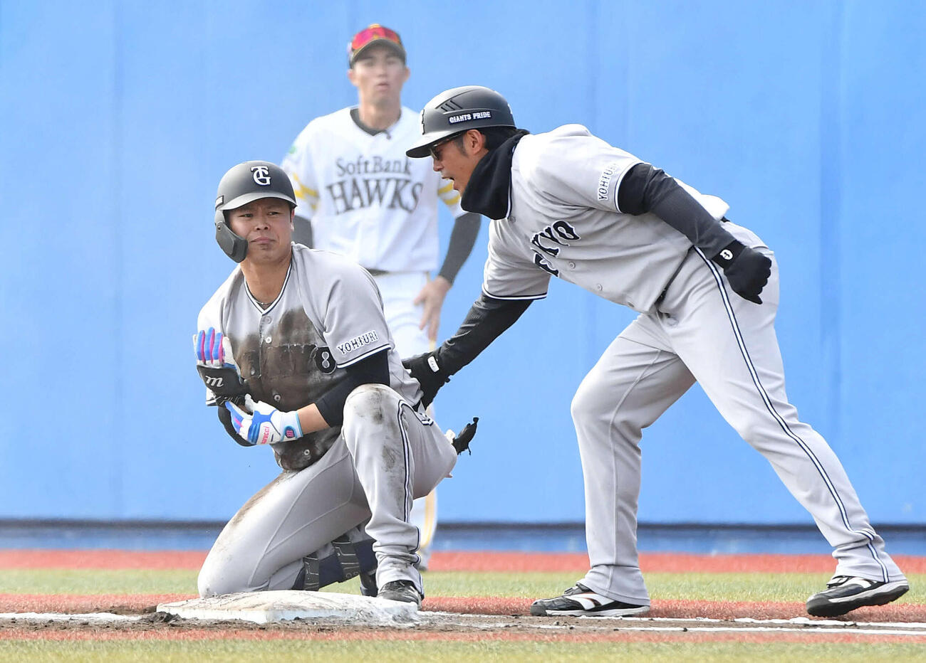 ソフトバンク対巨人　6回表巨人1死、遊撃内野安打で出塁した中山（撮影・岩下翔太）
