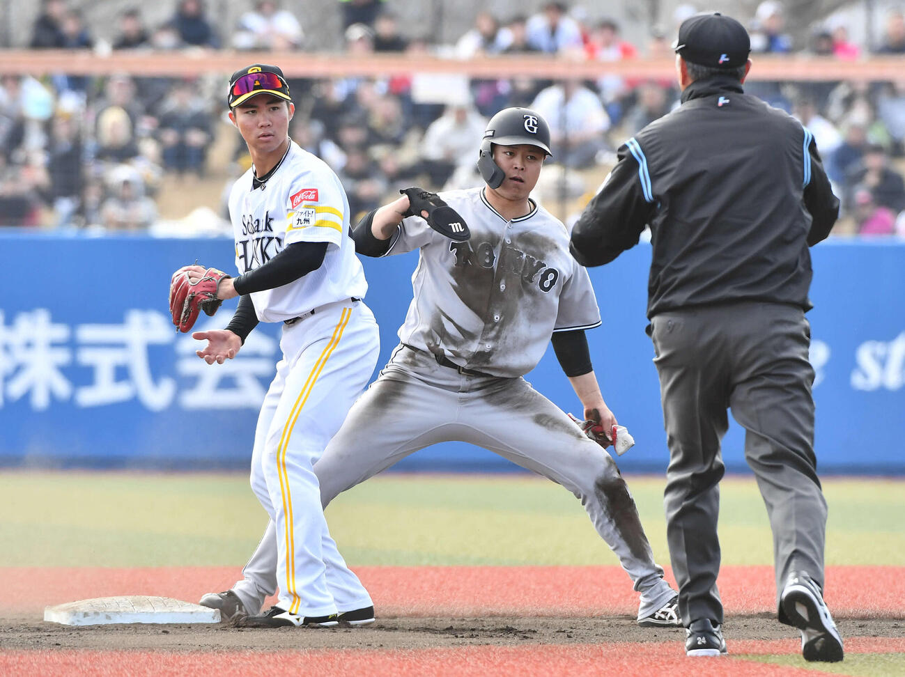 ソフトバンク対巨人　6回表巨人1死一塁、中山（右）は盗塁に成功する。左は庄子（撮影・岩下翔太）