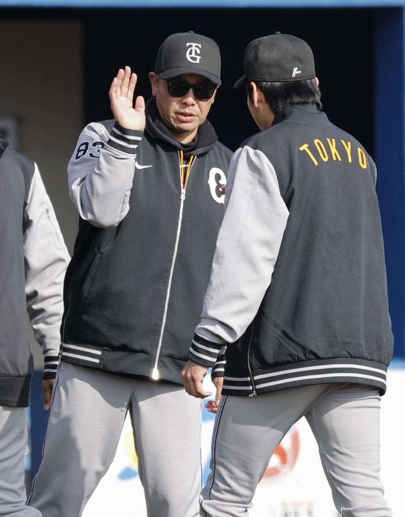 ソフトバンクと引き分け、竹丸（右）とタッチする巨人阿部監督（共同）