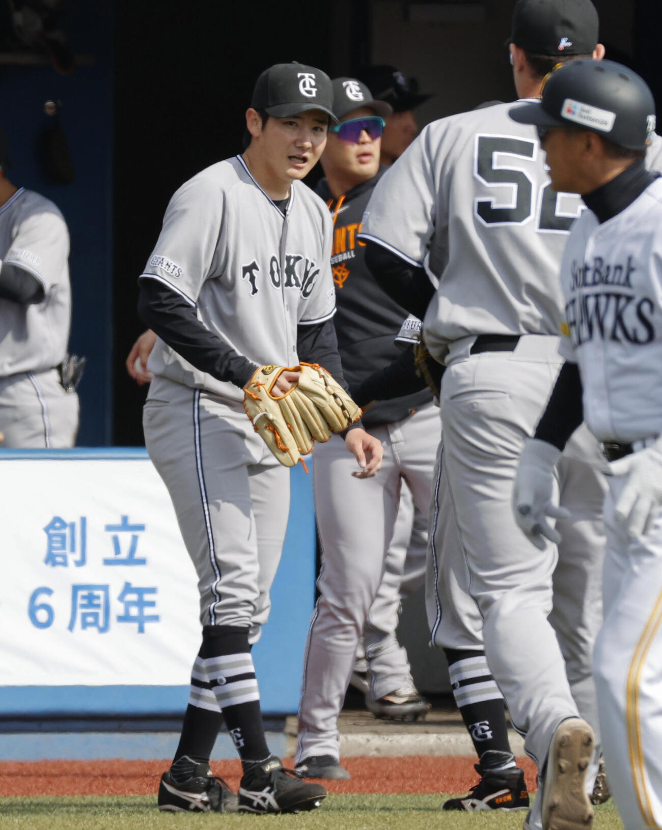 5回無失点で投げ終え、ベンチに戻る巨人竹丸（共同）