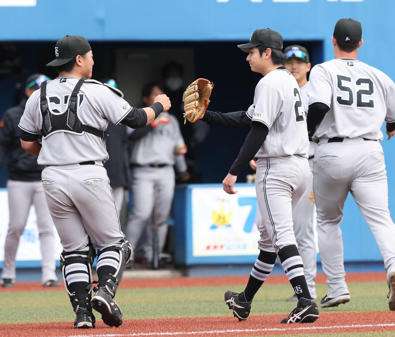ソフトバンク対巨人　先発の巨人竹丸は2回を好投、山瀬捕手とハイタッチ（撮影・梅根麻紀）