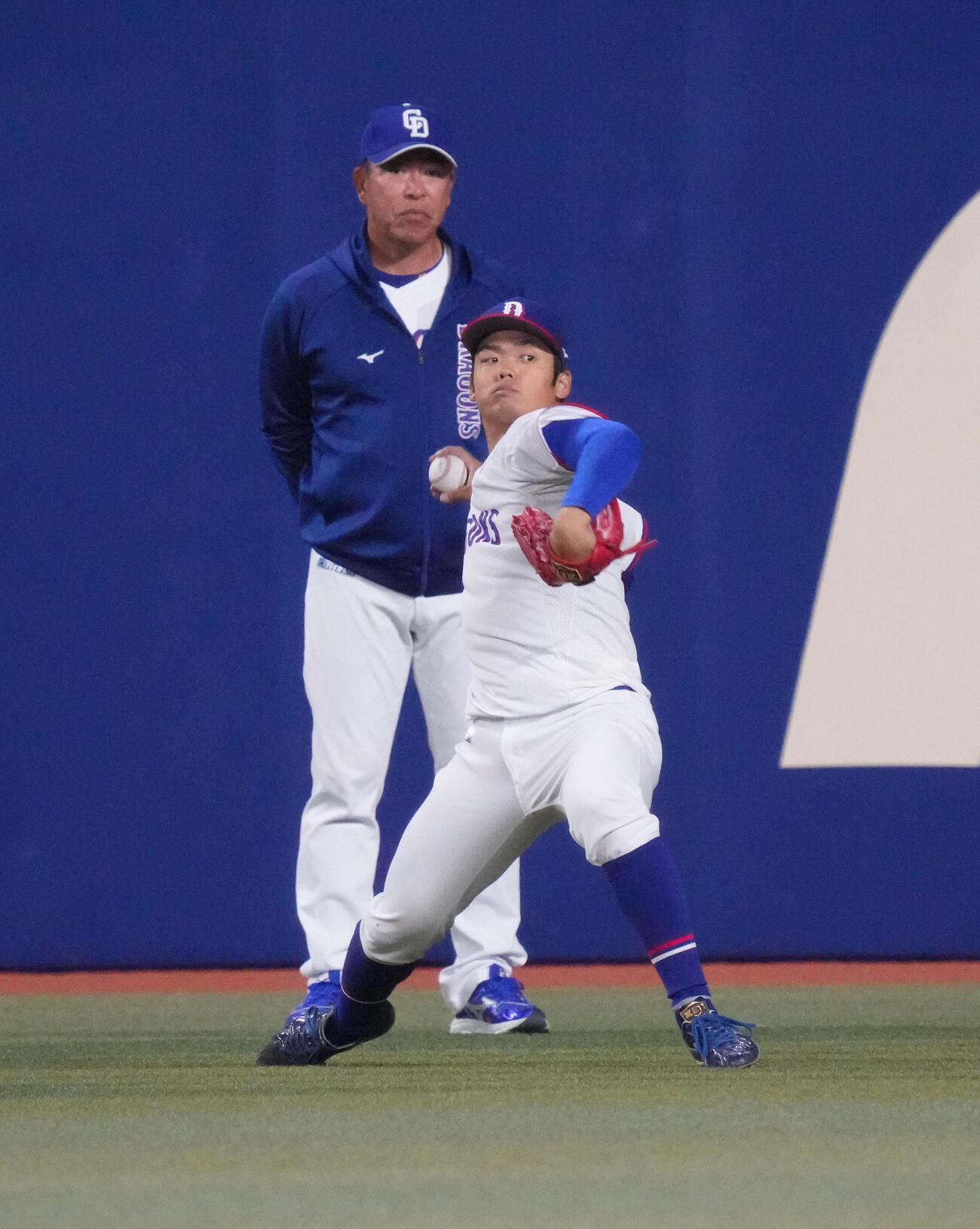 中日対ヤクルト　試合前、キャッチボールをする根尾（手前）後方は井上監督（撮影・森本幸一）