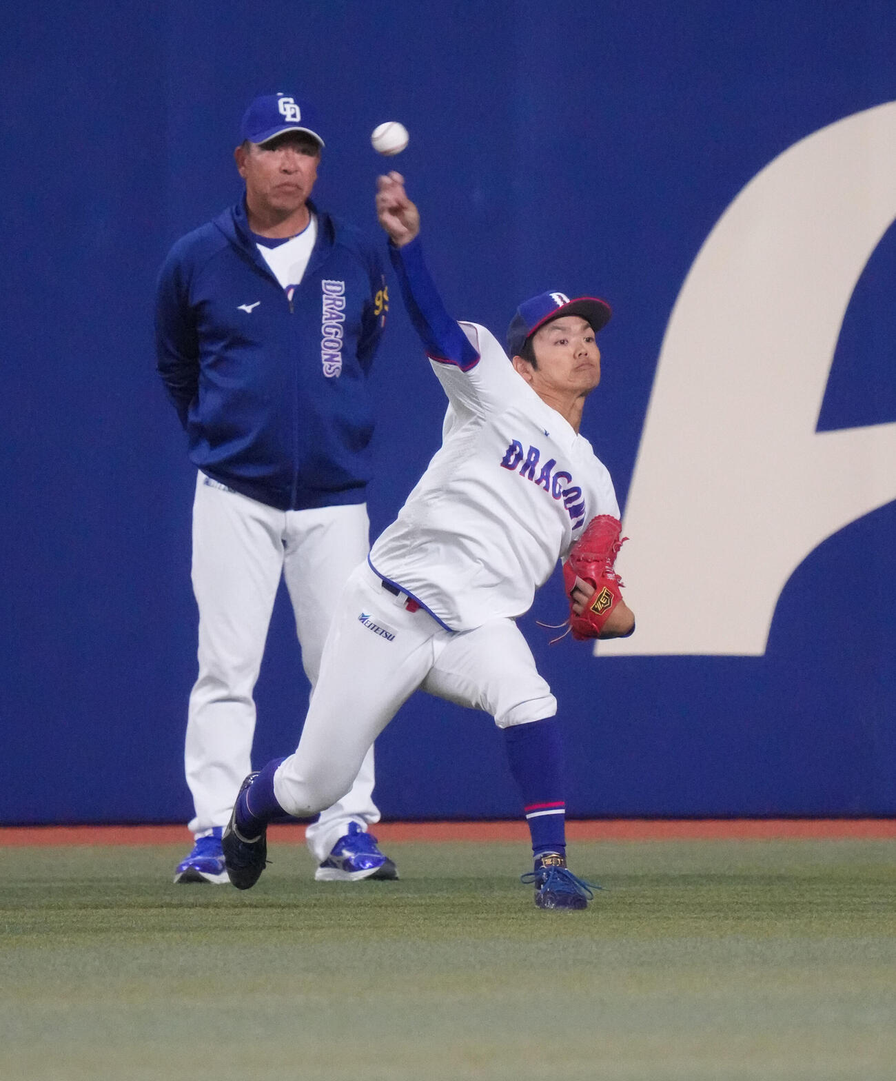 中日対ヤクルト　試合前、キャッチボールをする根尾（手前）後方は井上監督（撮影・森本幸一）