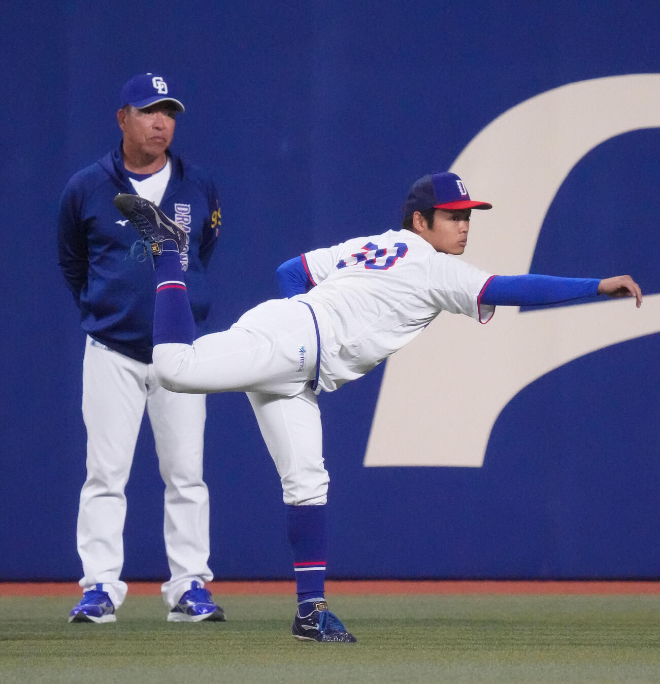 中日対ヤクルト　試合前、キャッチボールをする根尾（手前）後方は井上監督（撮影・森本幸一）