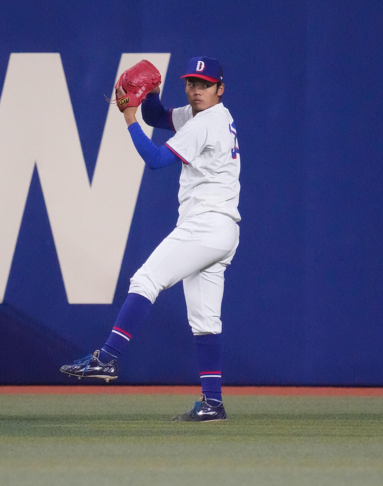 中日対ヤクルト　試合前、キャッチボールをする根尾（撮影・森本幸一）