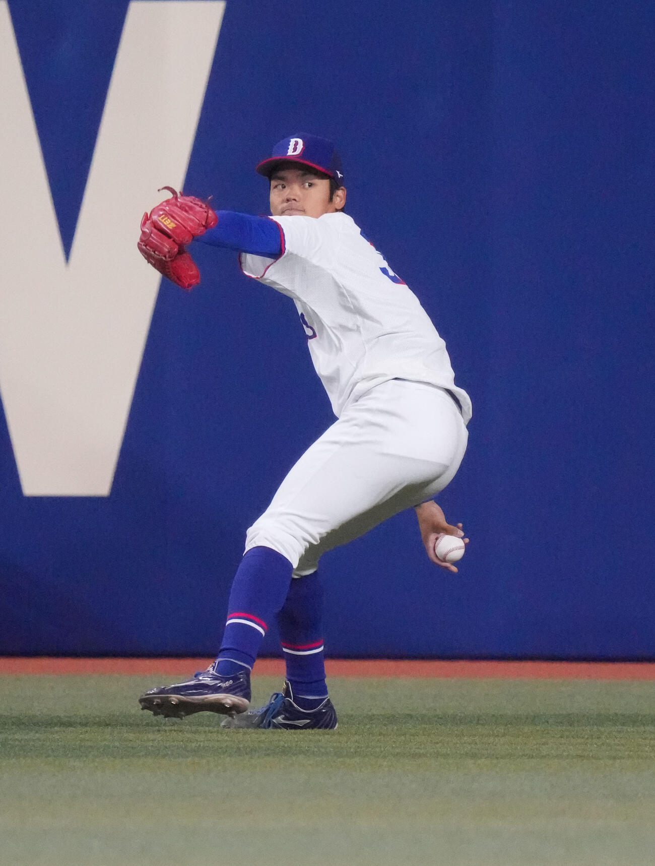中日対ヤクルト　試合前、キャッチボールをする根尾（撮影・森本幸一）