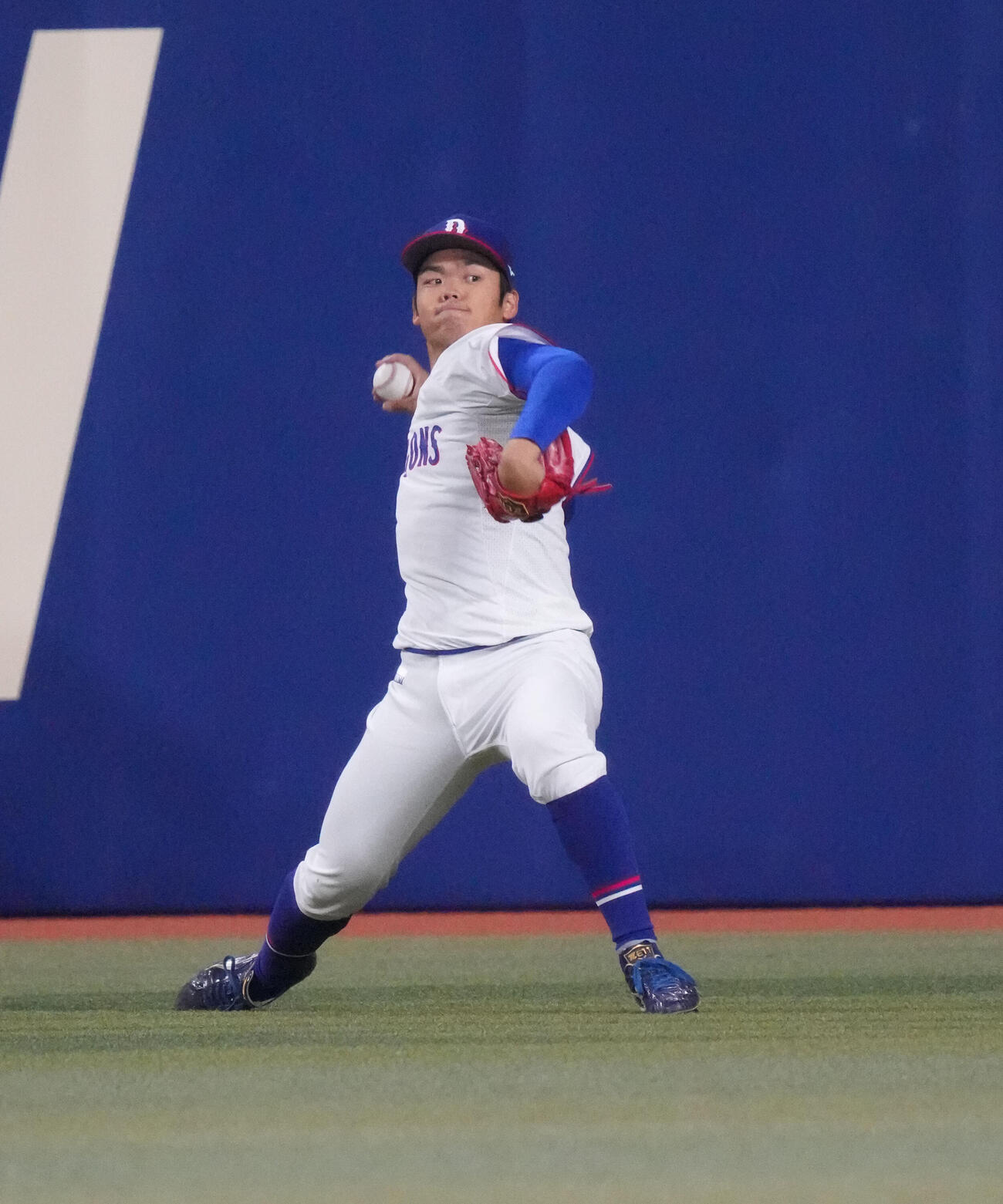 中日対ヤクルト　試合前、キャッチボールをする根尾（撮影・森本幸一）
