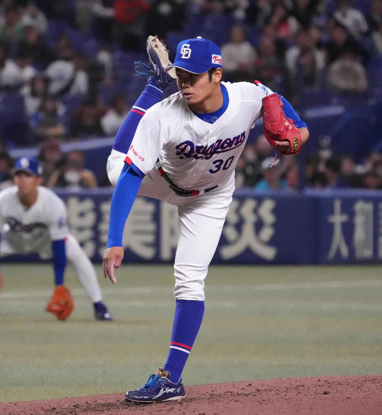 中日対ヤクルト　4回表、中日2番手で登板する根尾（撮影・森本幸一）