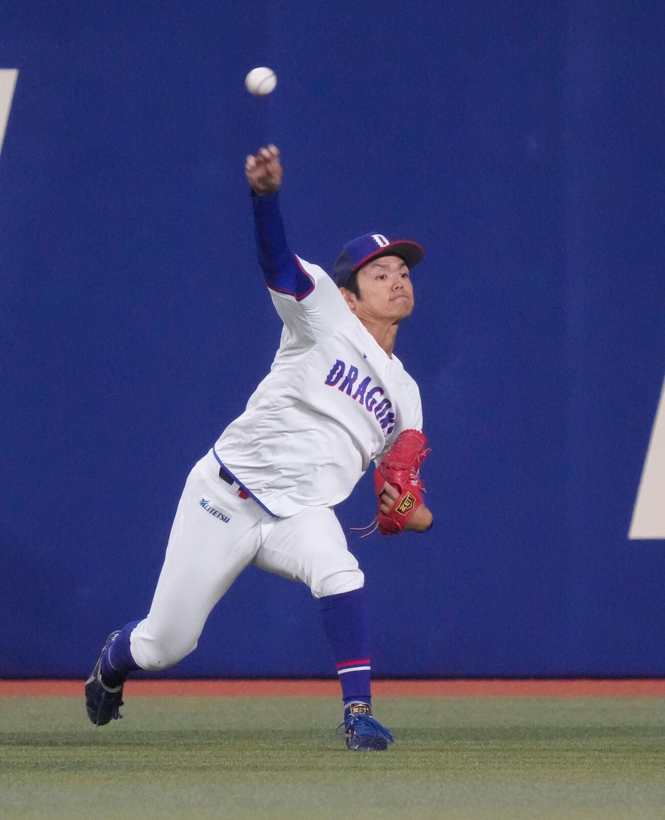 中日対ヤクルト　試合前、キャッチボールをする根尾（撮影・森本幸一）