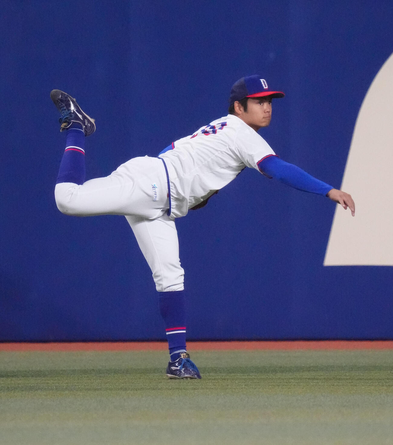 中日対ヤクルト　試合前、キャッチボールをする根尾（撮影・森本幸一）