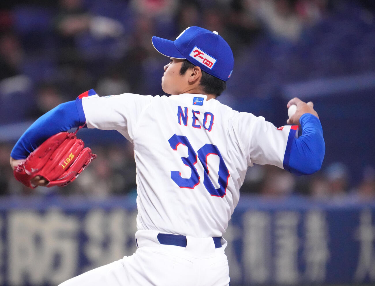 中日対ヤクルト　5回表、力投する中日2番手の根尾（撮影・森本幸一）