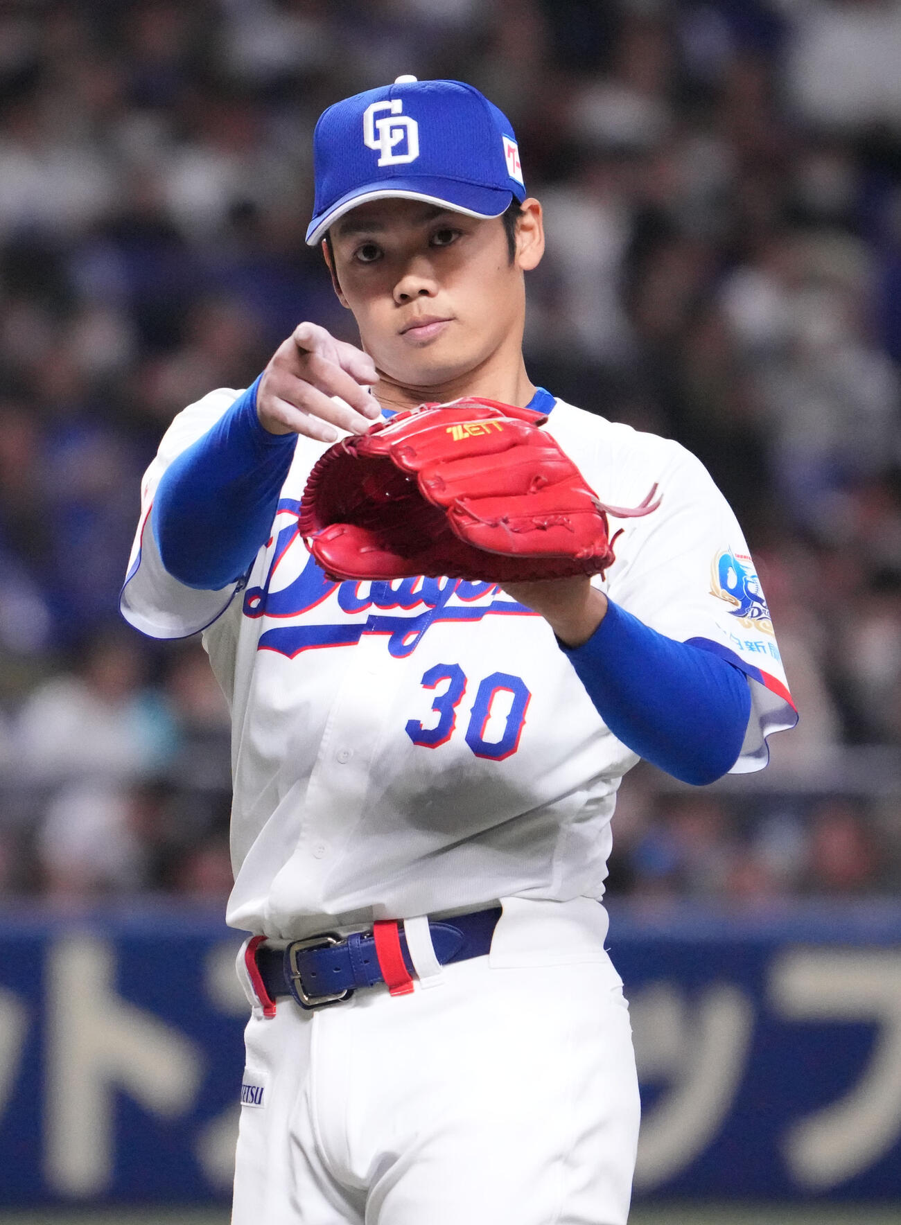 中日対ヤクルト　5回表終了、ベンチへ戻る根尾（撮影・森本幸一）