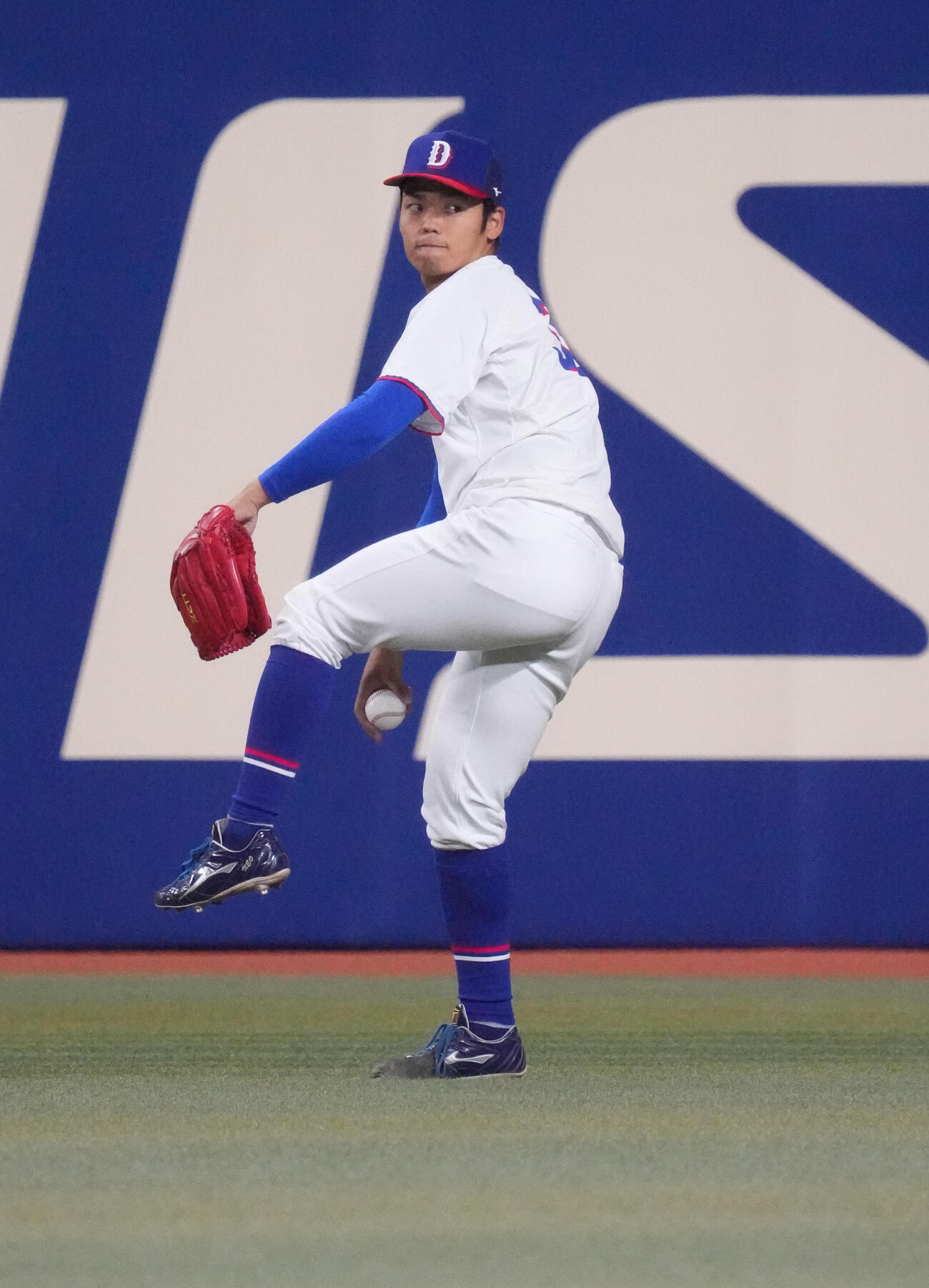 中日対ヤクルト　試合前、キャッチボールをする根尾（撮影・森本幸一）
