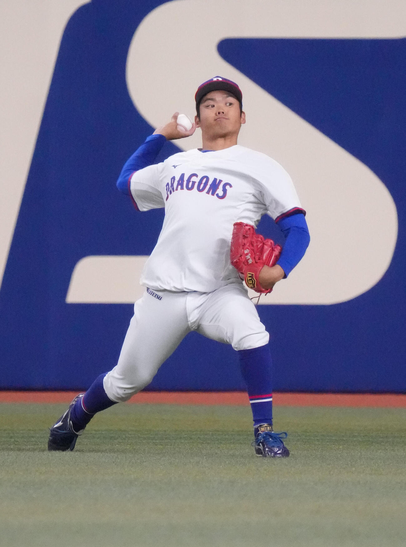 中日対ヤクルト　試合前、キャッチボールをする根尾（撮影・森本幸一）