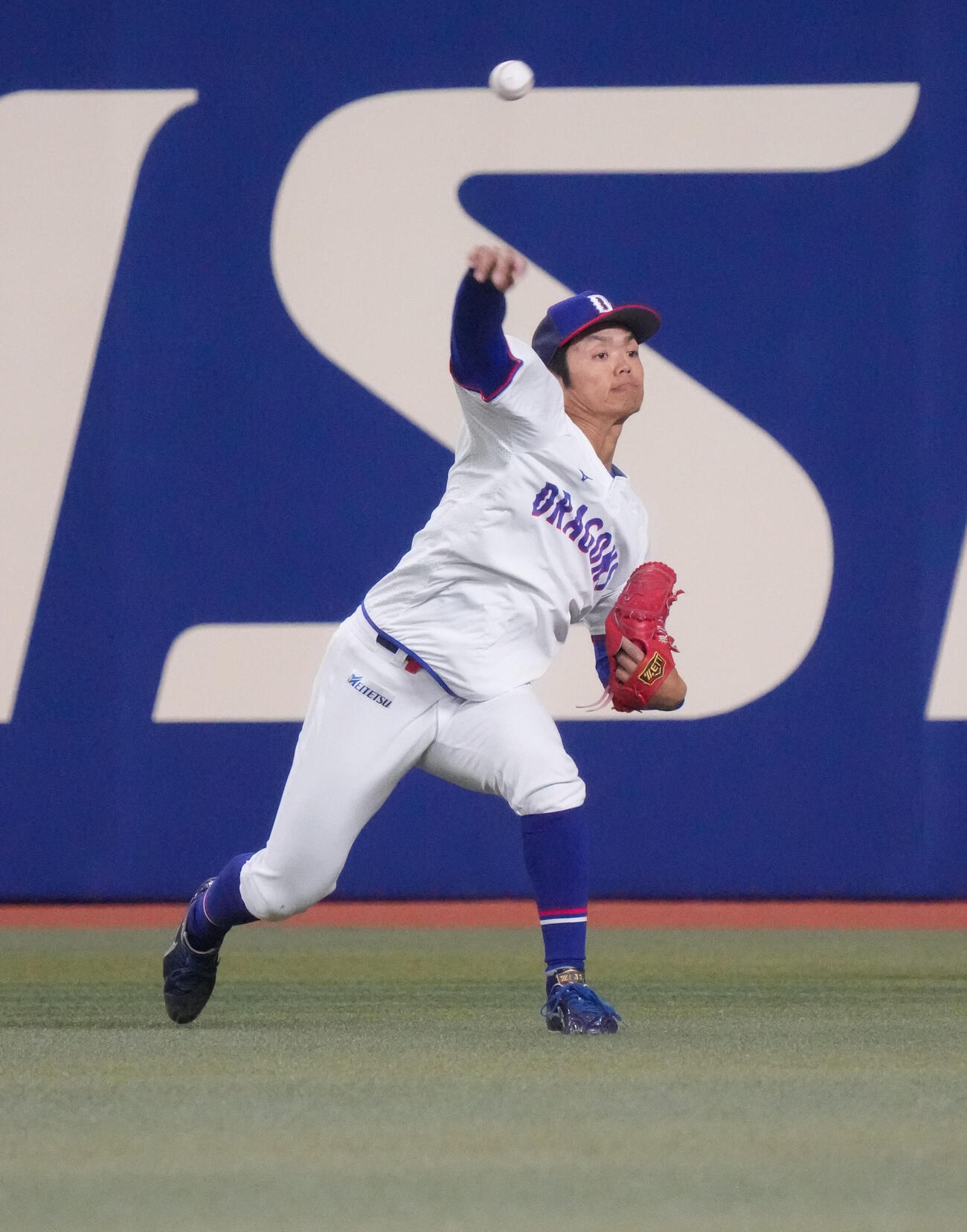 中日対ヤクルト　試合前、キャッチボールをする根尾（撮影・森本幸一）