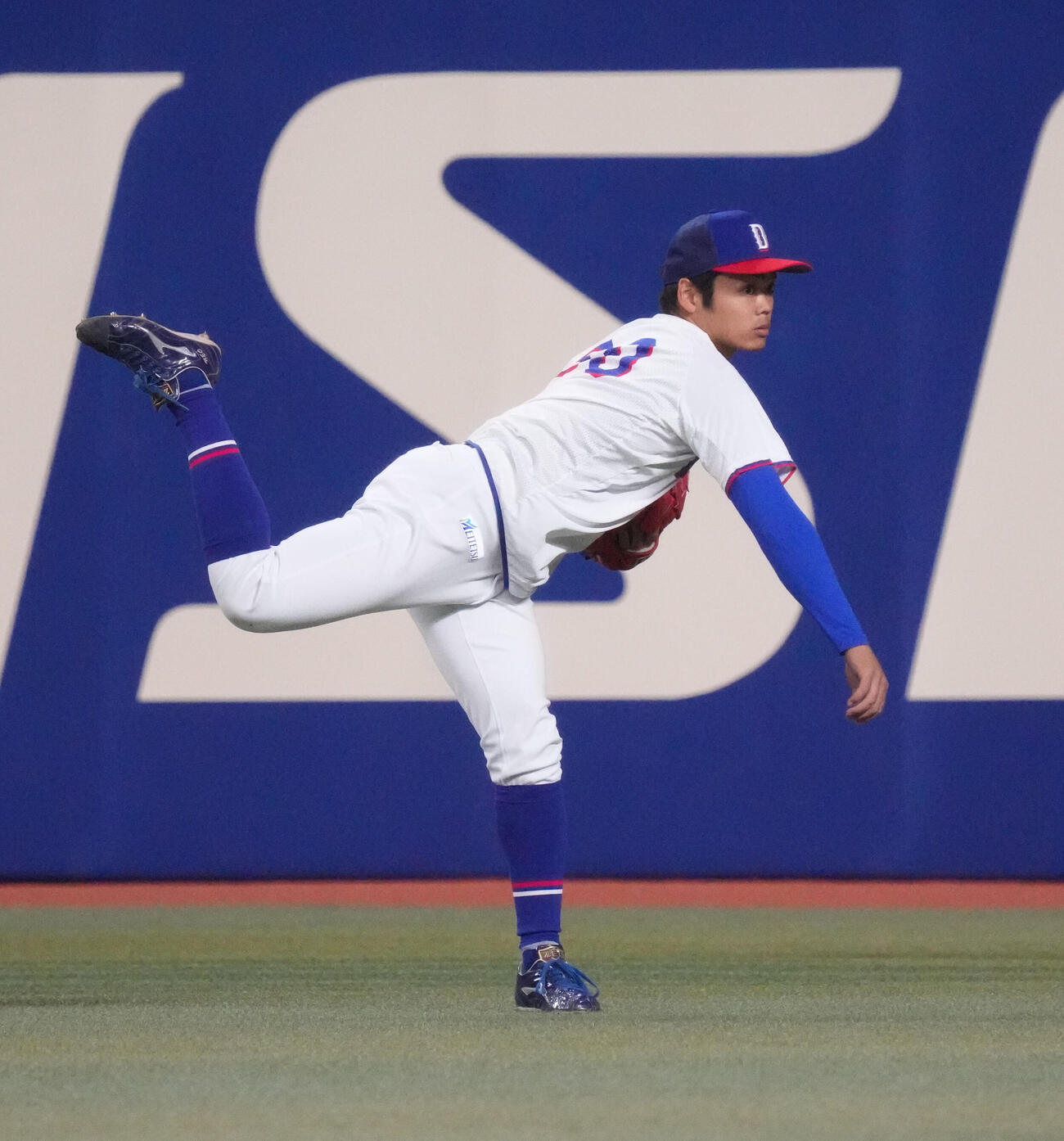 中日対ヤクルト　試合前、キャッチボールをする根尾（撮影・森本幸一）
