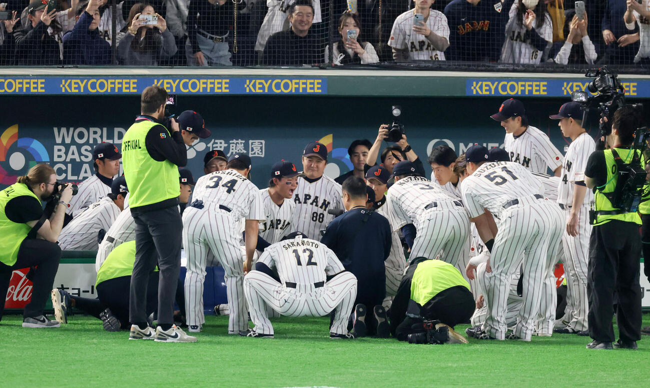 日本対チェコ　試合前の円陣で声出しする侍ジャパン森下（撮影・加藤哉）