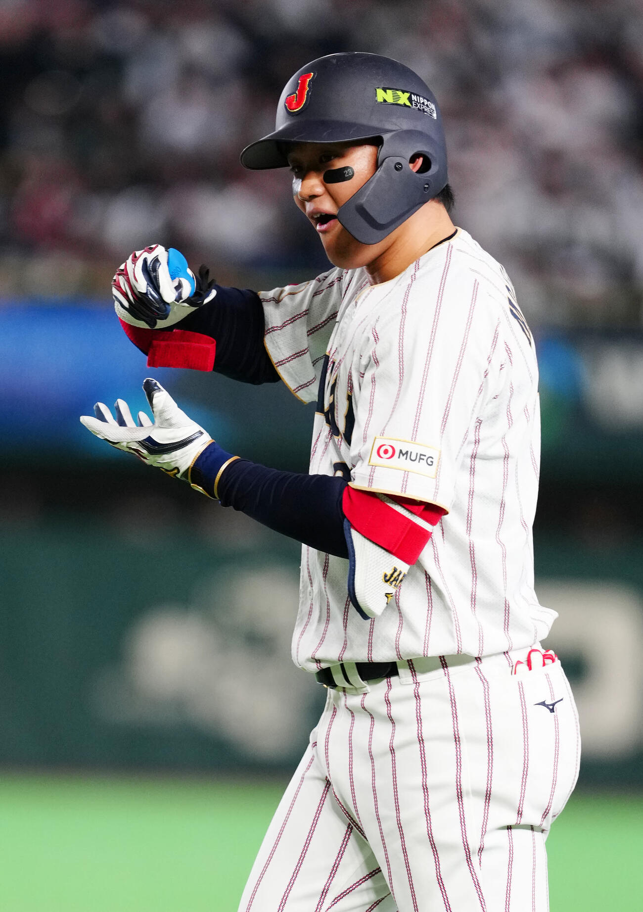 日本対チェコ　3回裏日本2死、遊撃内野安打とし、お茶たてポーズを見せる森下（撮影・江口和貴）