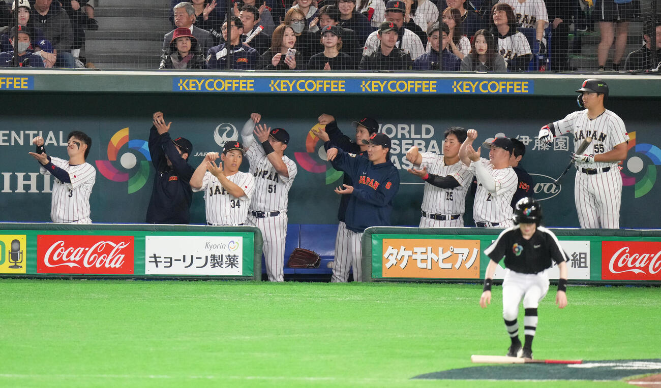 日本対チェコ　3回裏日本2死、森下の遊撃への内野安打に「お茶たてポーズ」を見せる日本ベンチ（撮影・足立雅史）