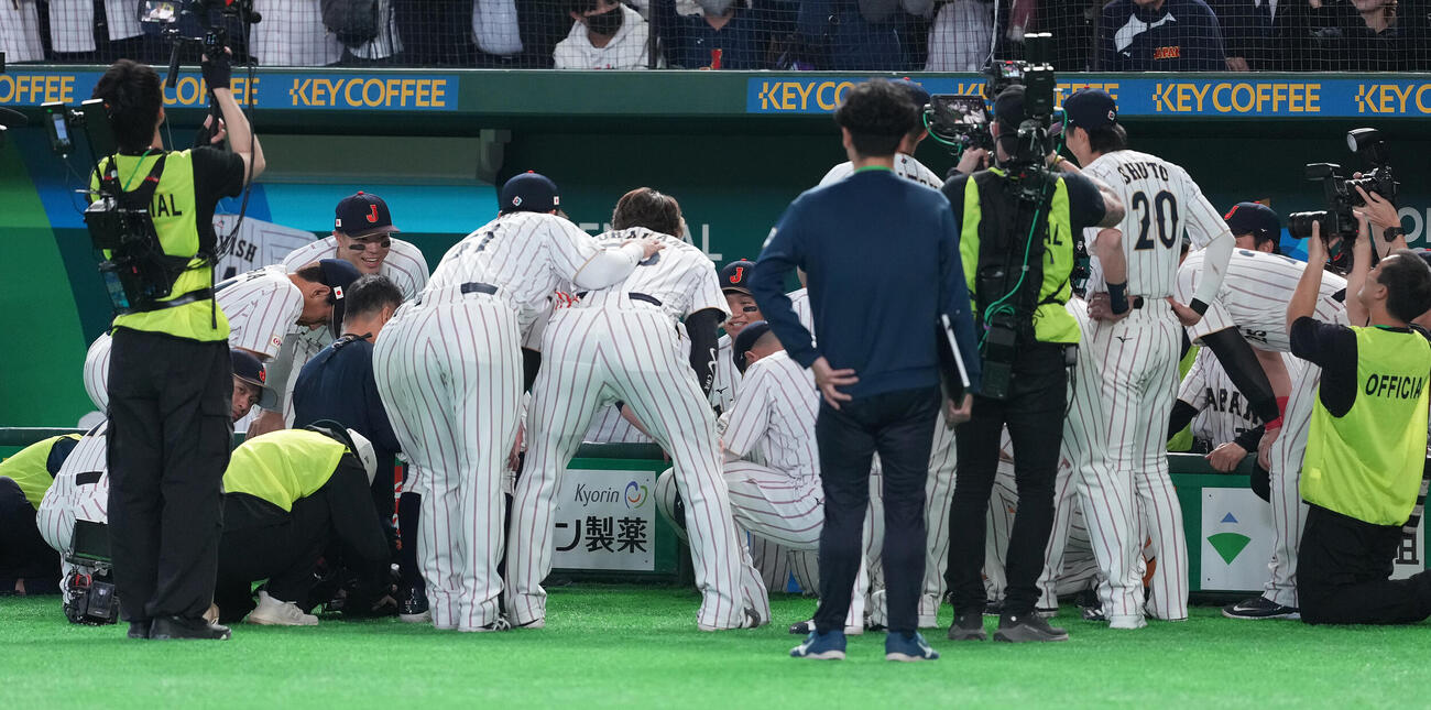 日本対チェコ　試合前の円陣で声出しする森下（中央）（撮影・鈴木みどり）
