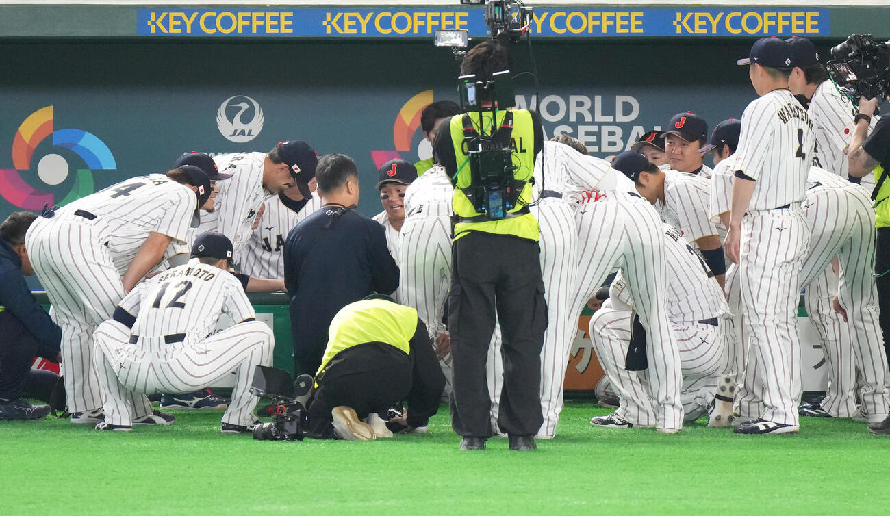 日本対チェコ　試合前、円陣の中心で声出しする森下（撮影・足立雅史）