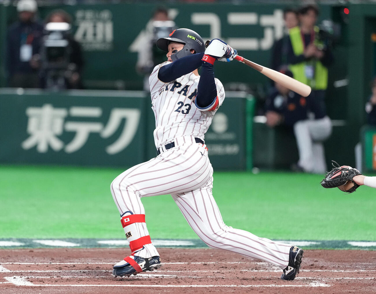 日本対チェコ　3回裏日本2死、内野安打を放つ森下（撮影・鈴木みどり）