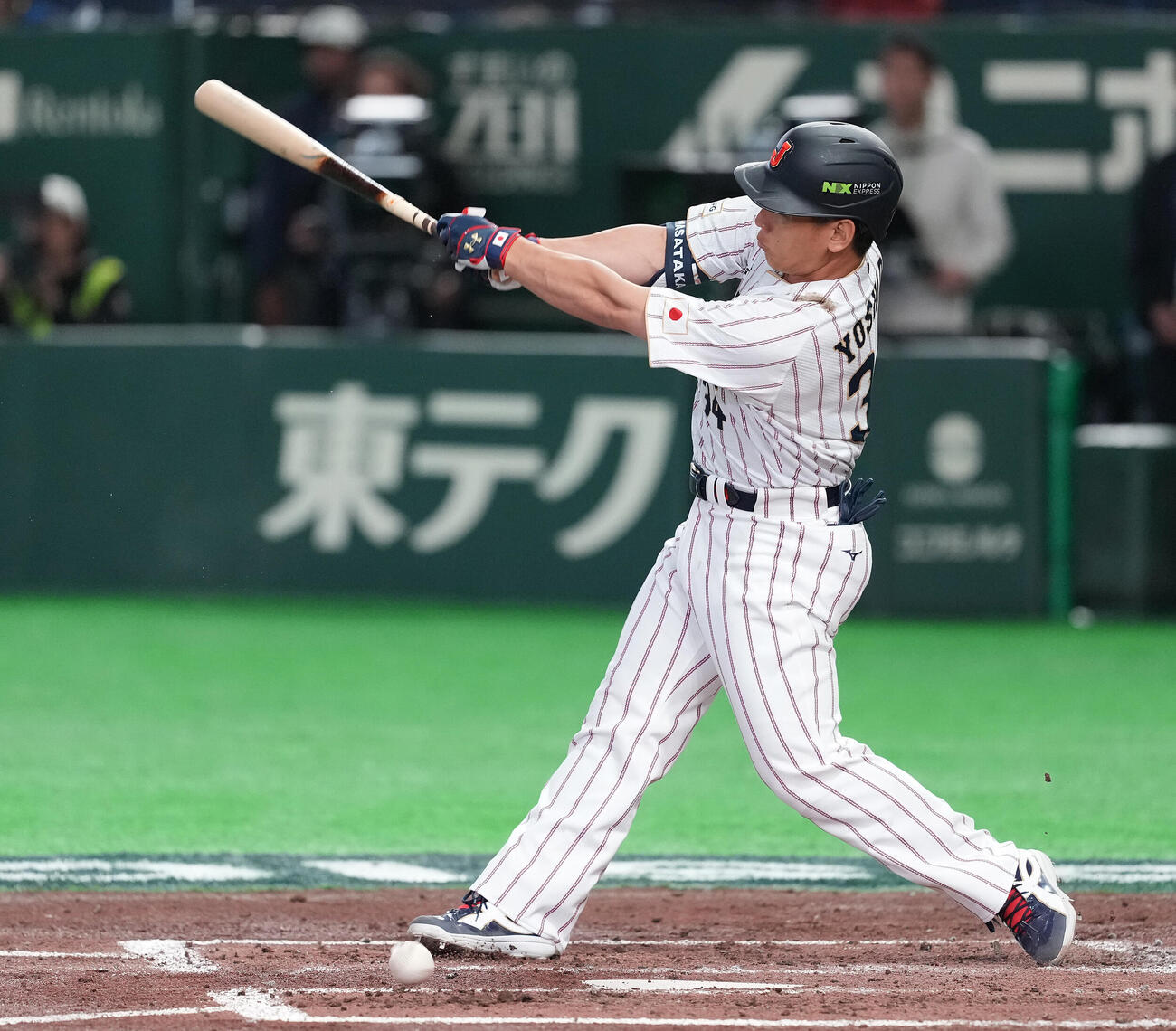 日本対チェコ　4回裏日本1死、内野安打を放つ吉田（撮影・鈴木みどり）
