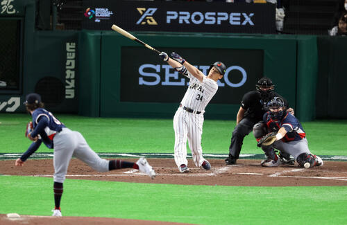 WBC】吉田正尚が「ボール破壊」マッチョマン秘打でボールの皮破り内野